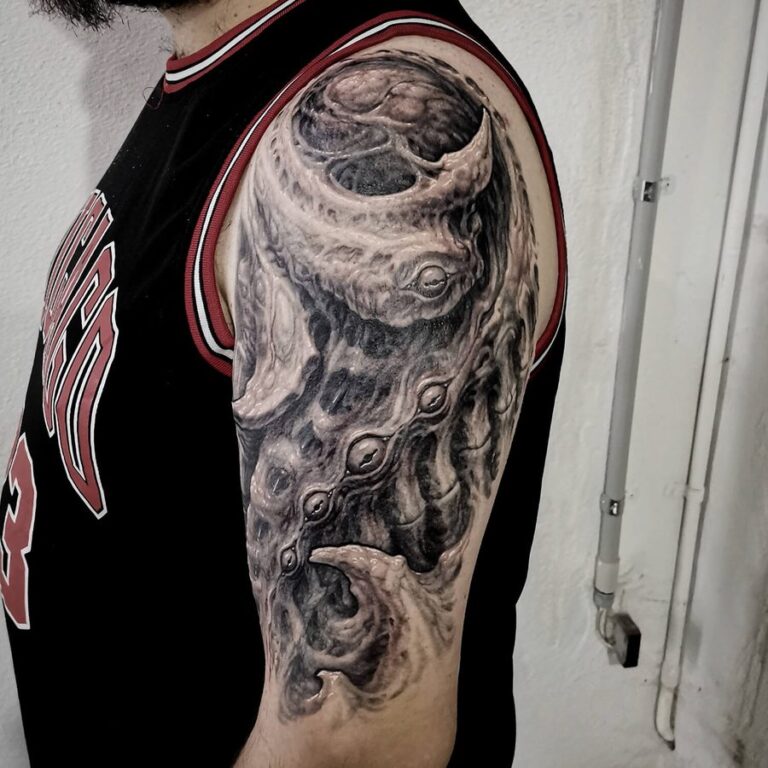 Upper arm black/grey bioorganic tattoo